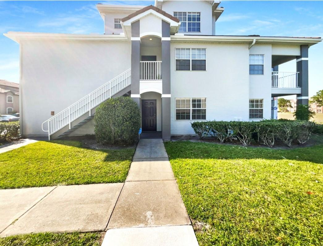 Listing photo 1 for 14037 Fairway Island Dr #218