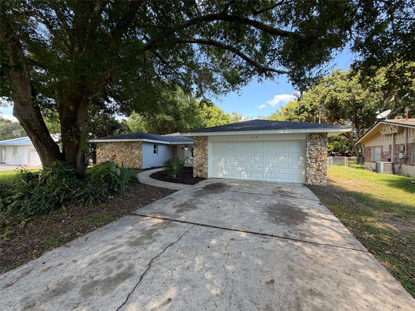 Listing photo 1 for 208 Robin Rd