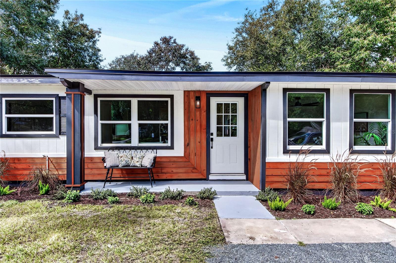Listing photo 2 for 2426 S Laurel Ave