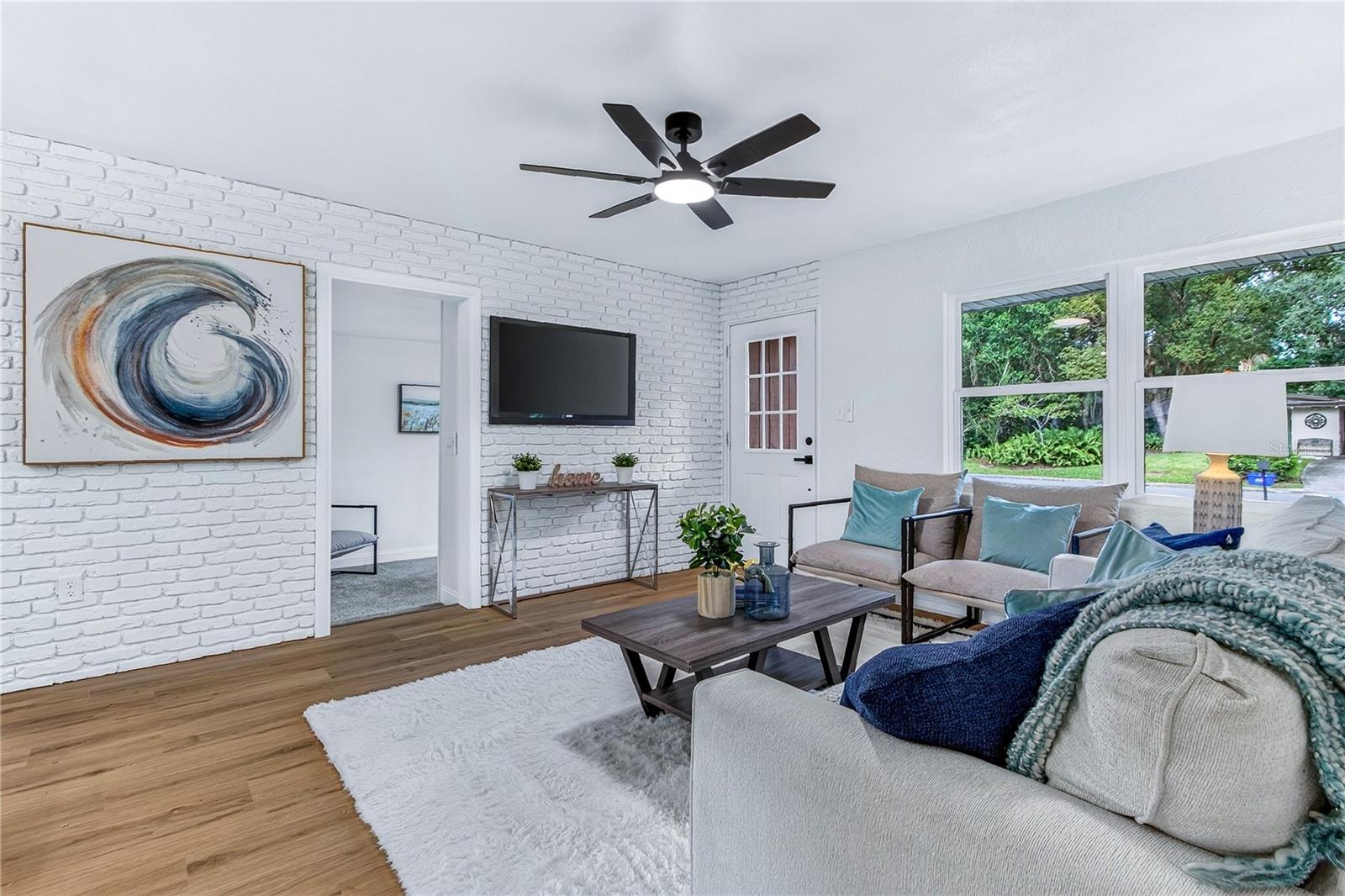 Listing photo 3 for 2426 S Laurel Ave