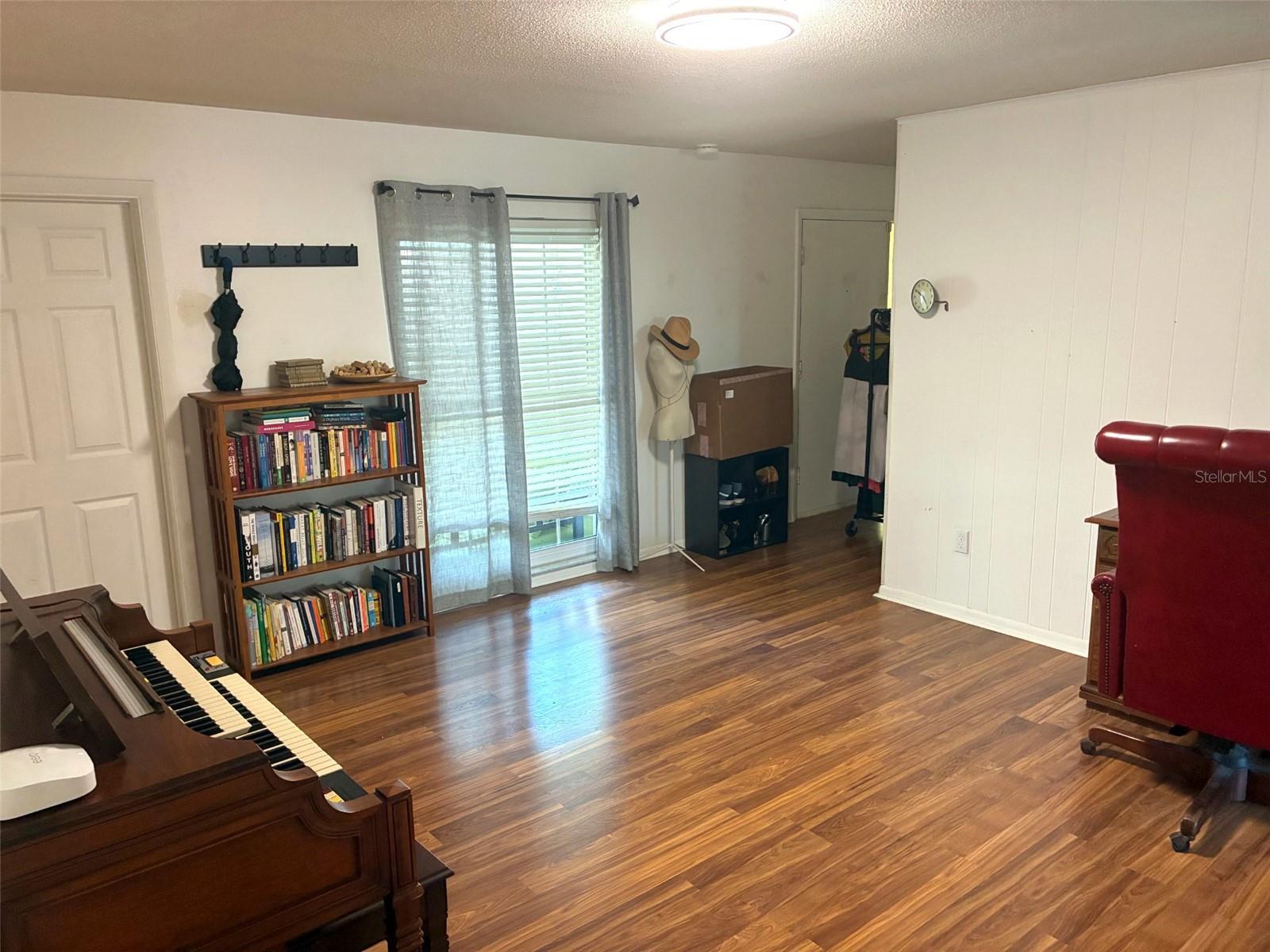 Listing photo 3 for 615 Cambridge Ct