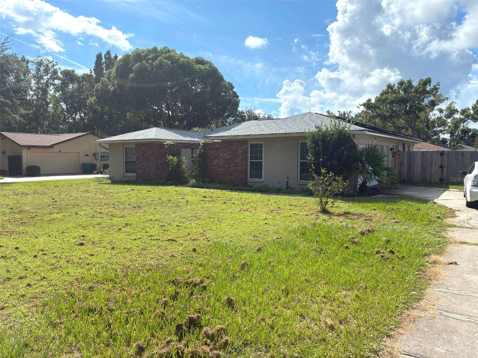 Listing photo 1 for 615 Cambridge Ct