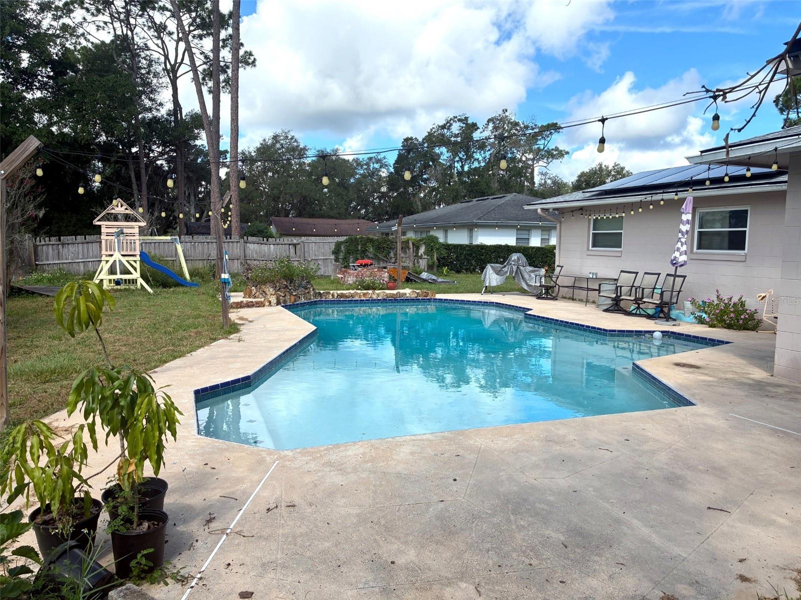 Listing photo 2 for 615 Cambridge Ct