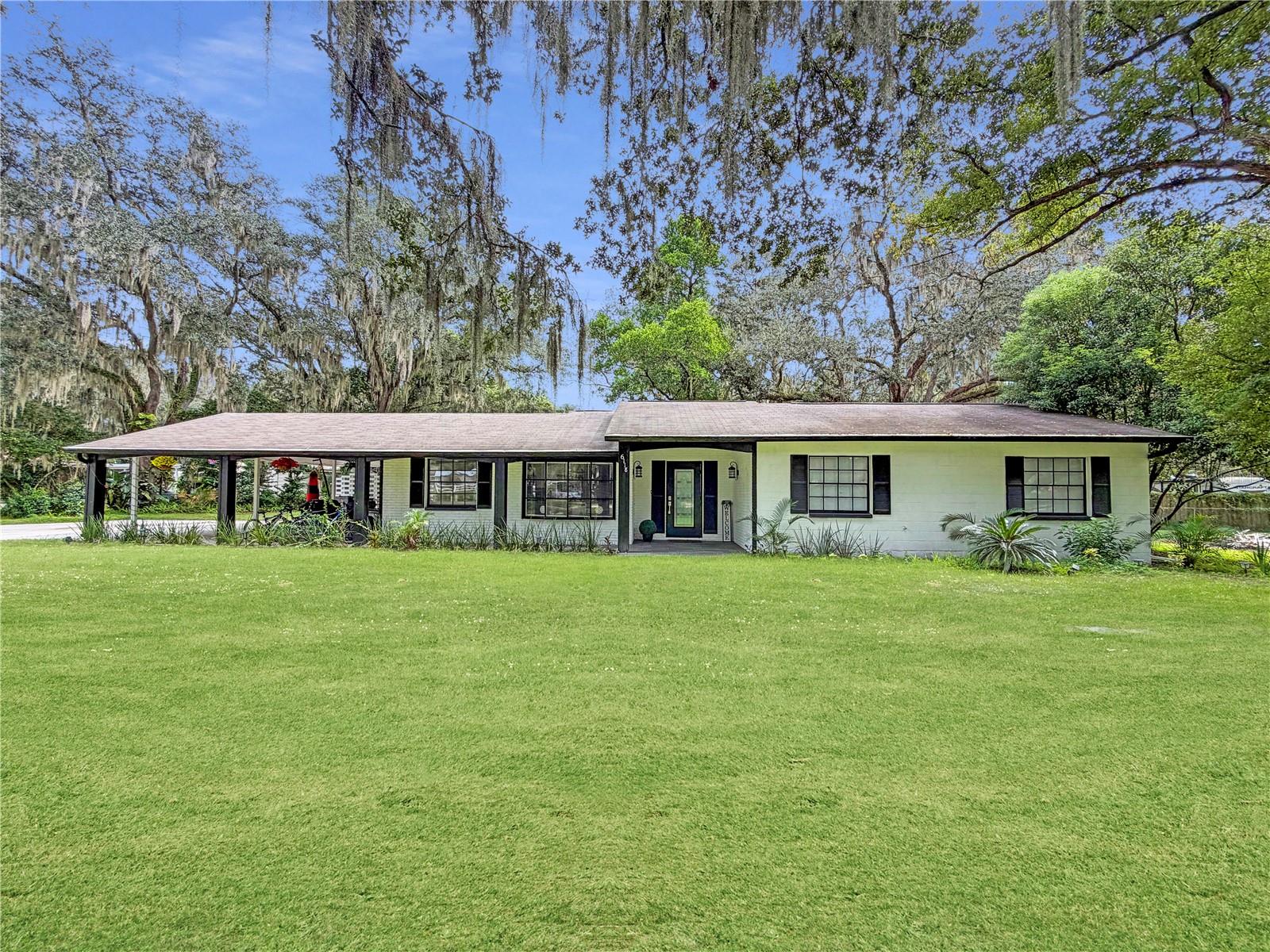 Listing photo 1 for 6118 Carla Cir