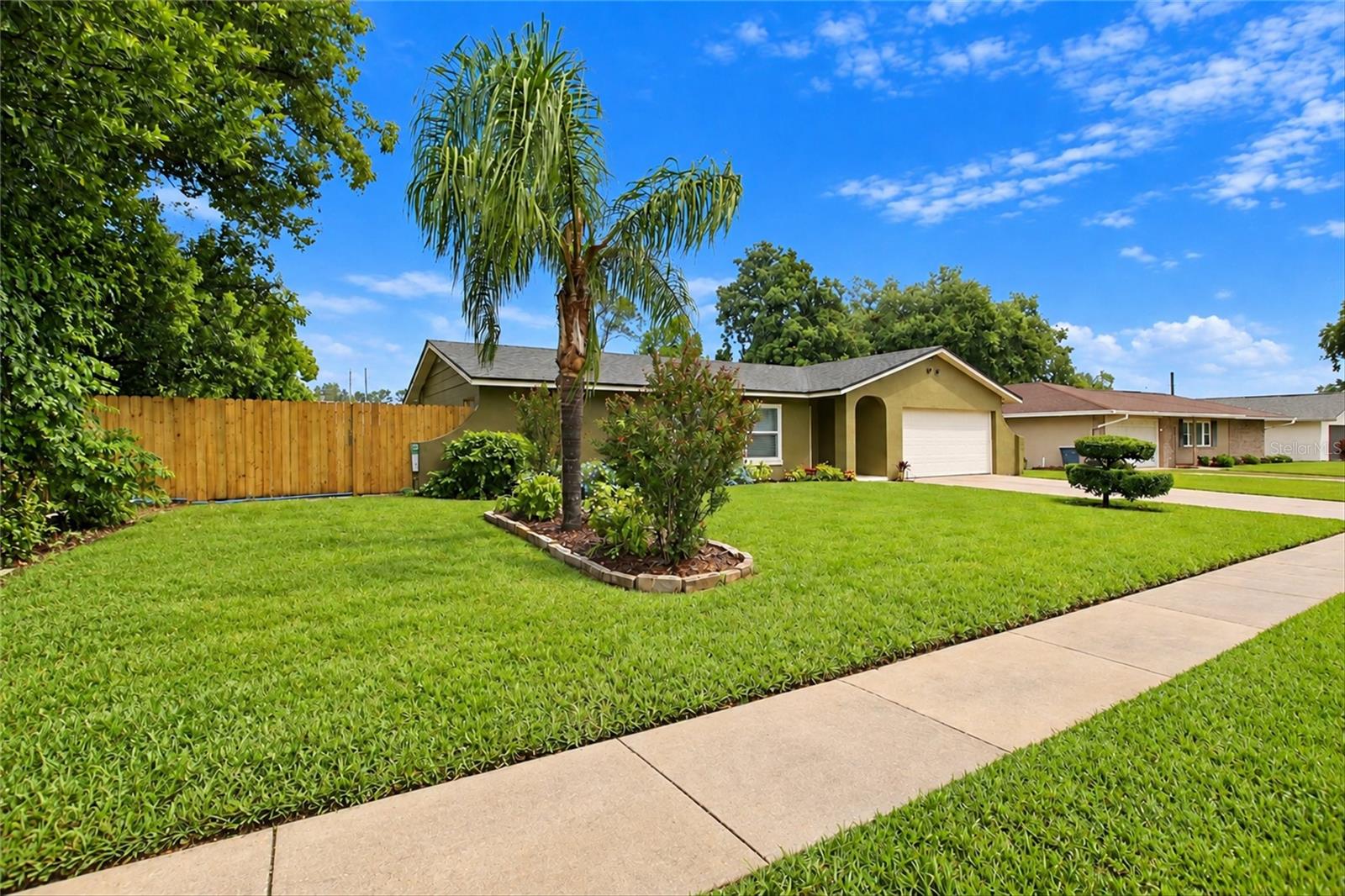 Listing photo 2 for 313 Robin Hill Dr