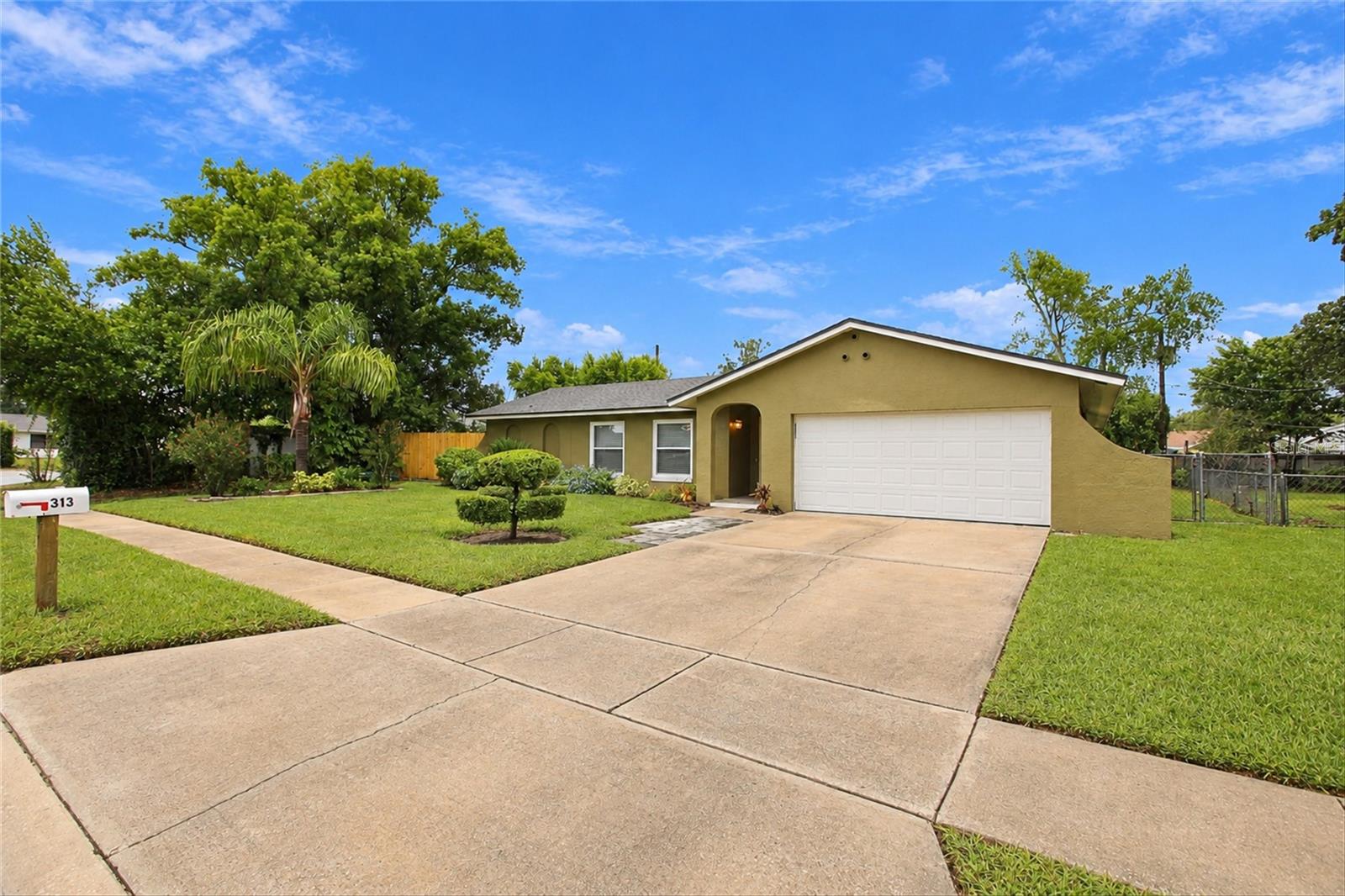 Listing photo 3 for 313 Robin Hill Dr