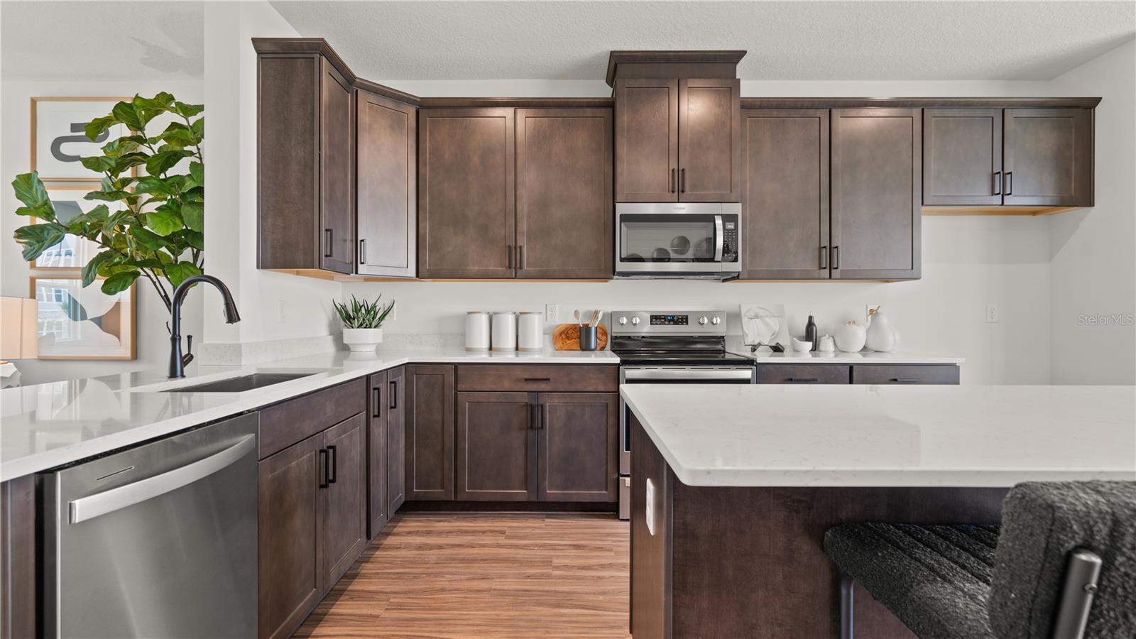 Listing photo 2 for 15231 Groveside Rd