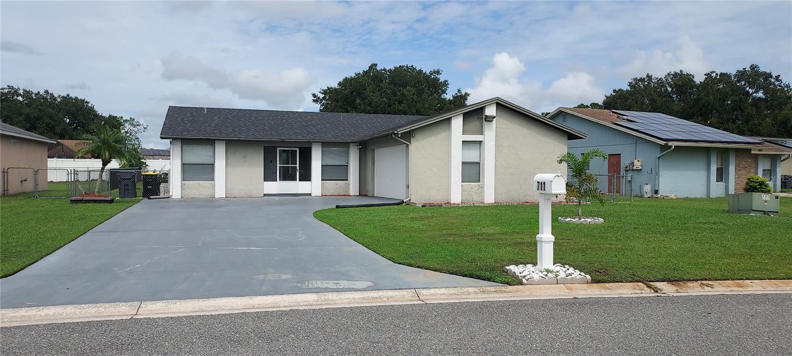 Listing photo 2 for 711 Wedge Ln