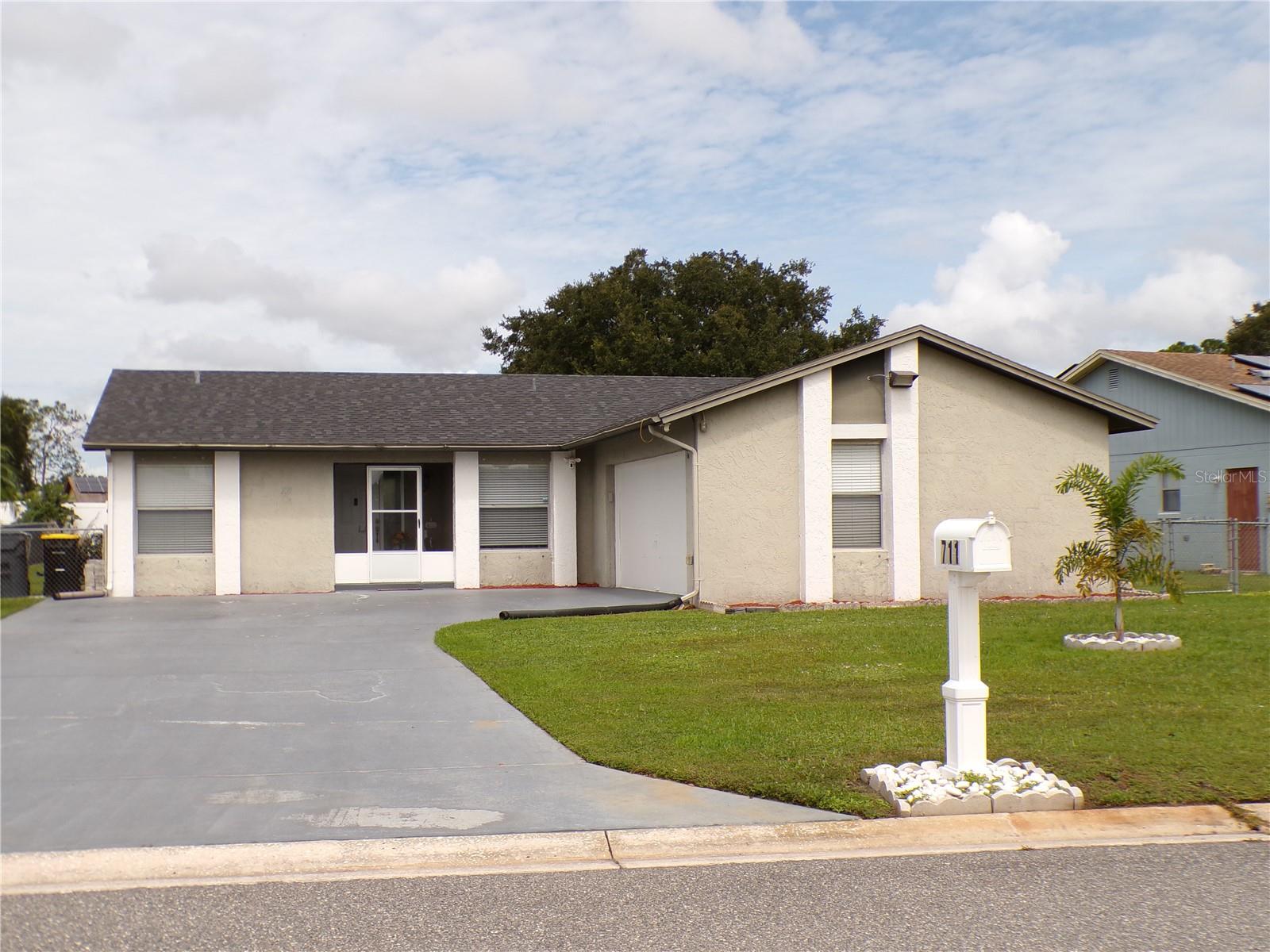 Listing photo 3 for 711 Wedge Ln
