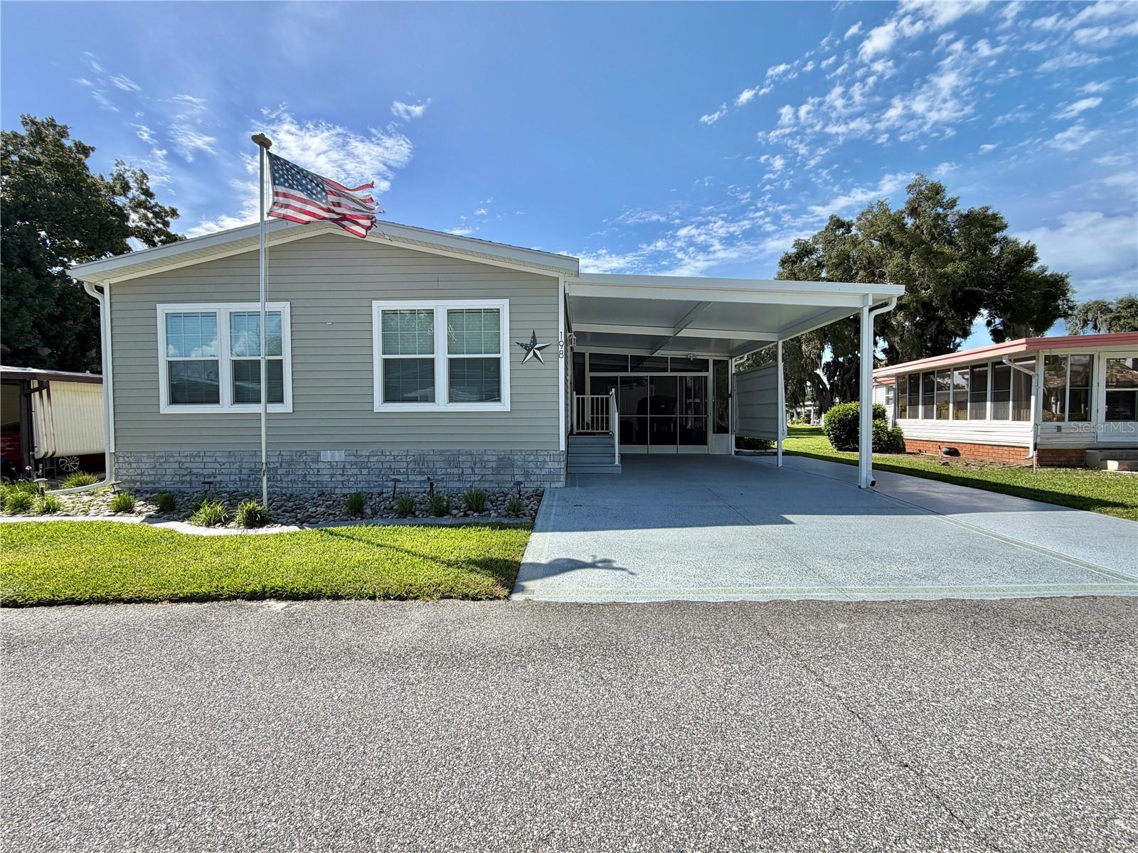 Listing photo 1 for 198 Jacaranda Dr