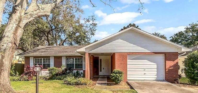 Listing photo 1 for 5 Rosewood Dr