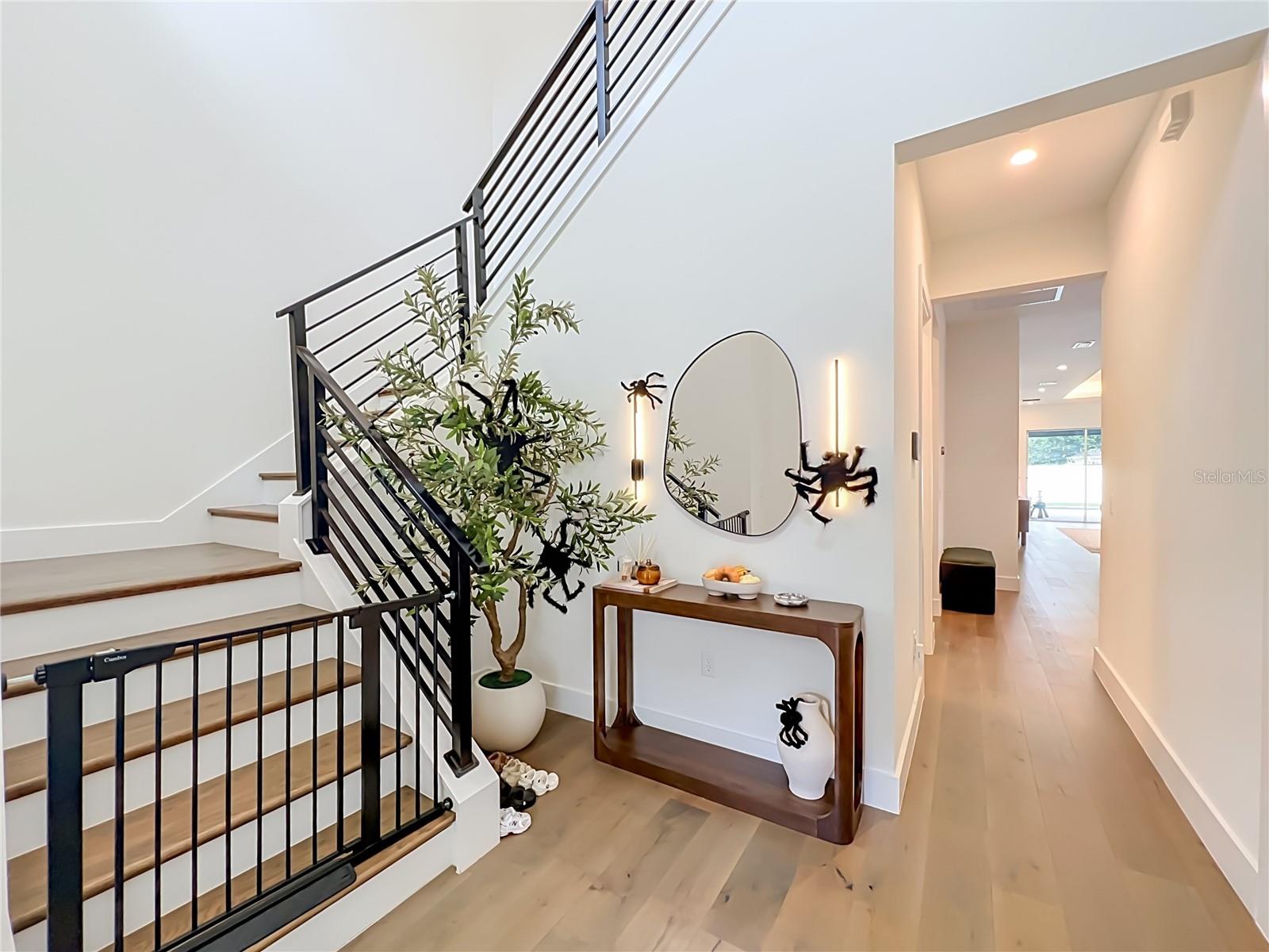 Listing photo 3 for 1737 Indiana Ave