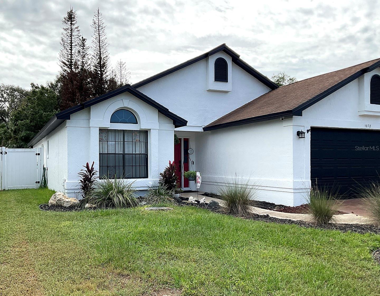 Listing photo 2 for 1078 Manigan Ave