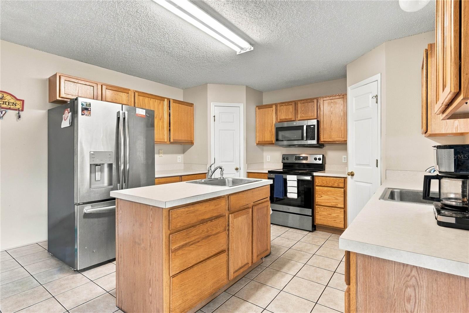 Listing photo 3 for 2818 Sheila Dr