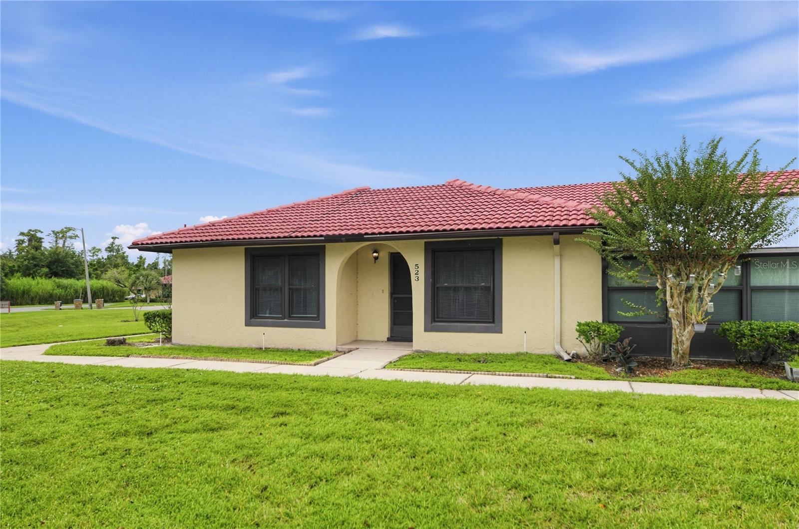 Listing photo 2 for 523 Hunter Cir
