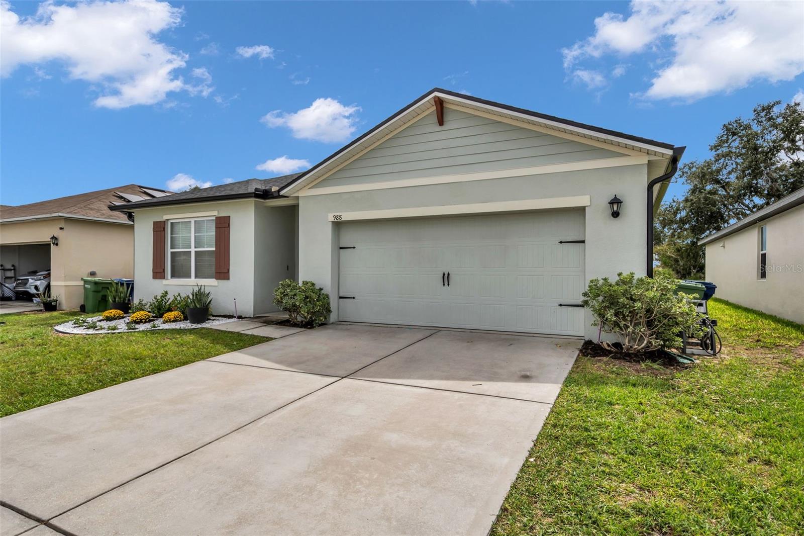 Listing photo 3 for 988 Cambridge Dr
