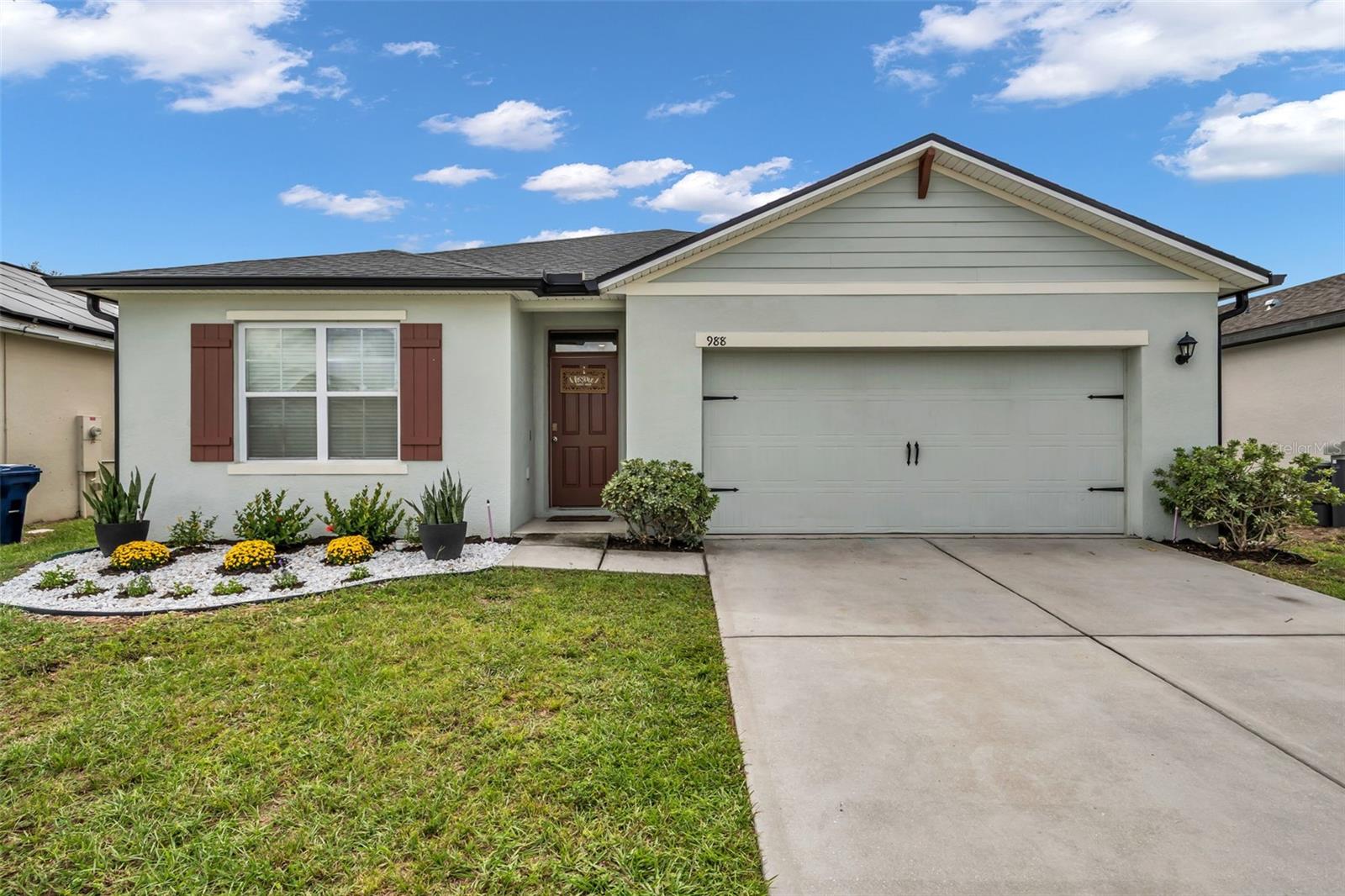 Listing photo 1 for 988 Cambridge Dr
