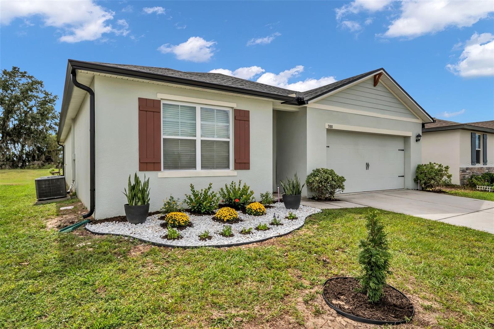 Listing photo 2 for 988 Cambridge Dr
