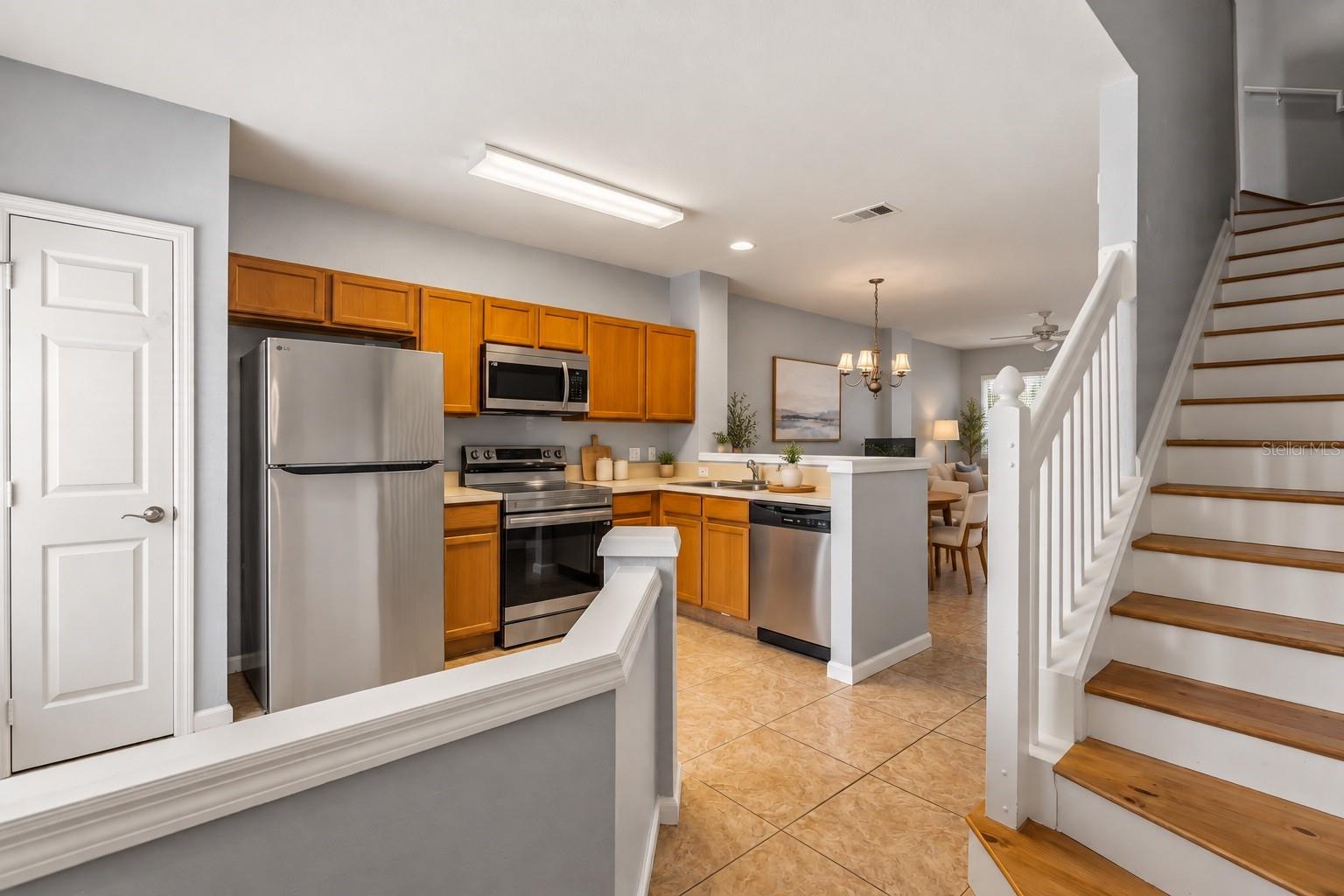 Listing photo 3 for 1450 Stockton Dr