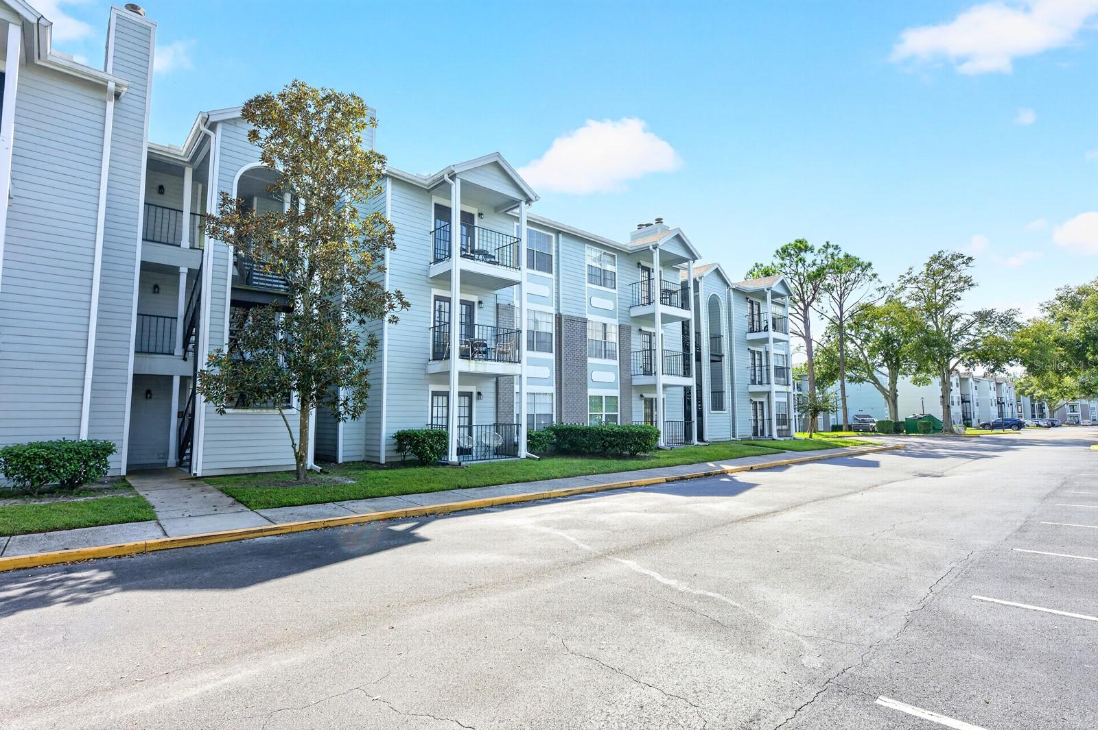 Listing photo 1 for 2550 N Alafaya Trl #6303