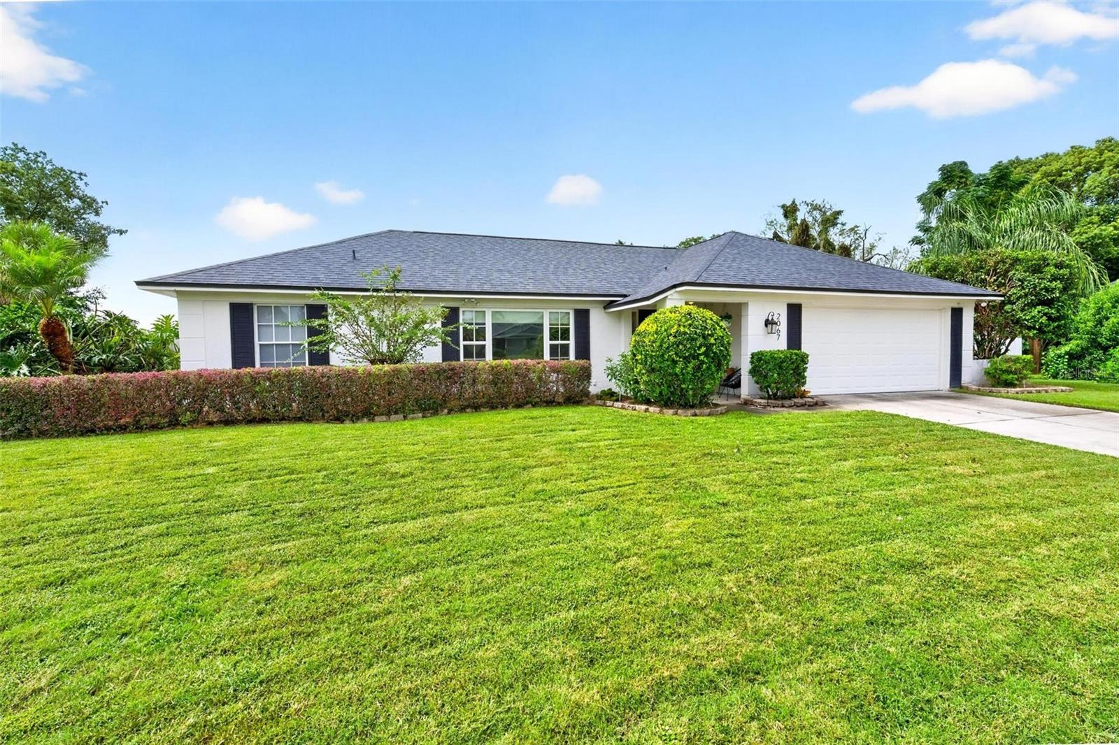 Listing photo 2 for 2067 Poinciana Rd