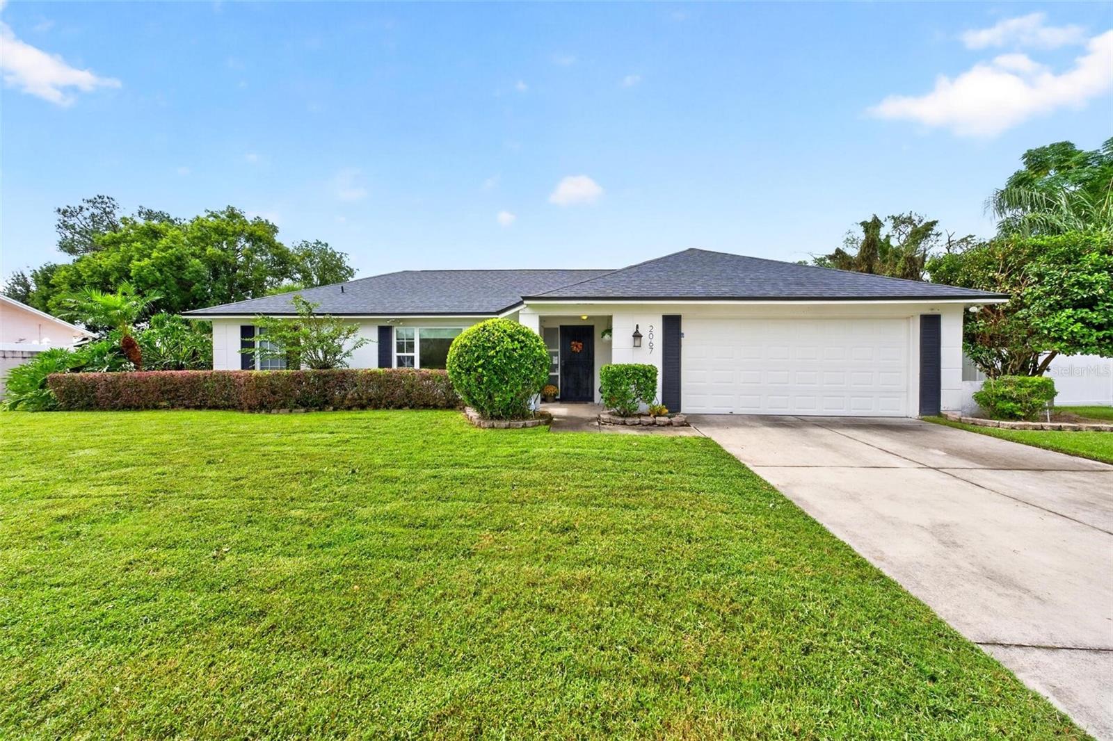 Listing photo 3 for 2067 Poinciana Rd