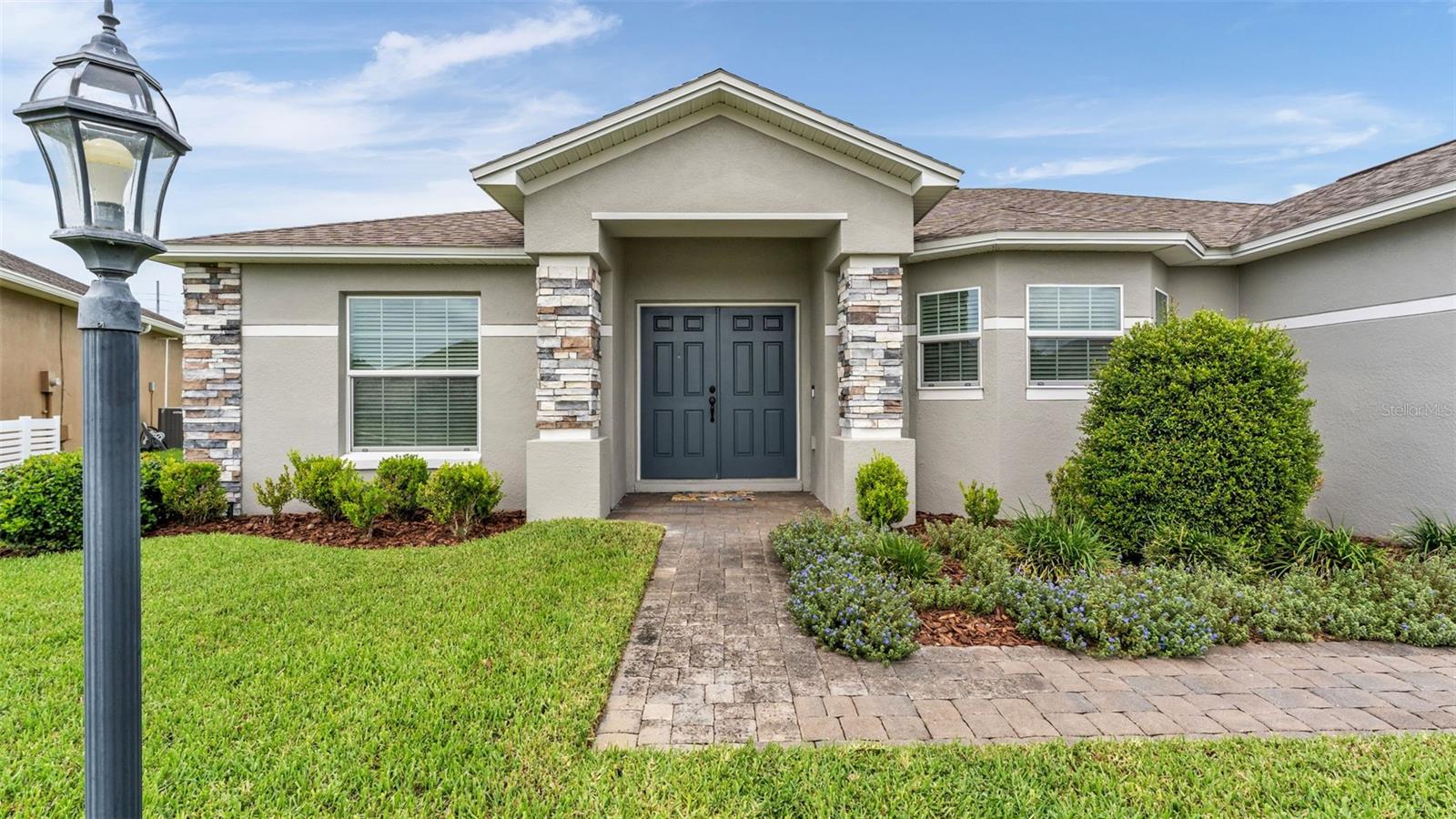 Listing photo 1 for 314 Lake Mariana Way