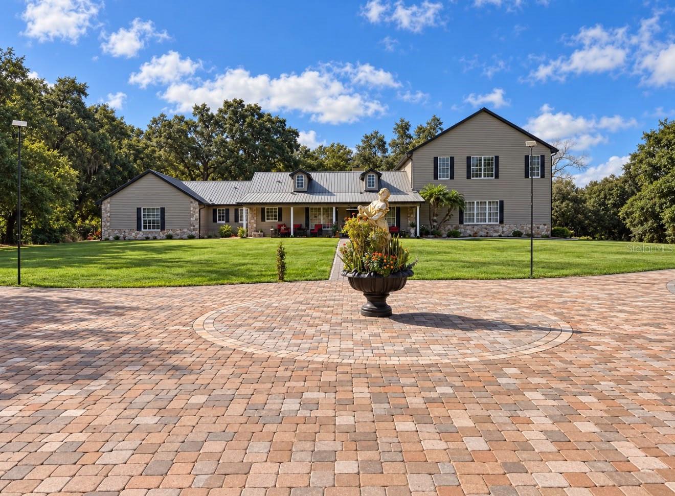Listing photo 1 for 1860 Orangewood Ave
