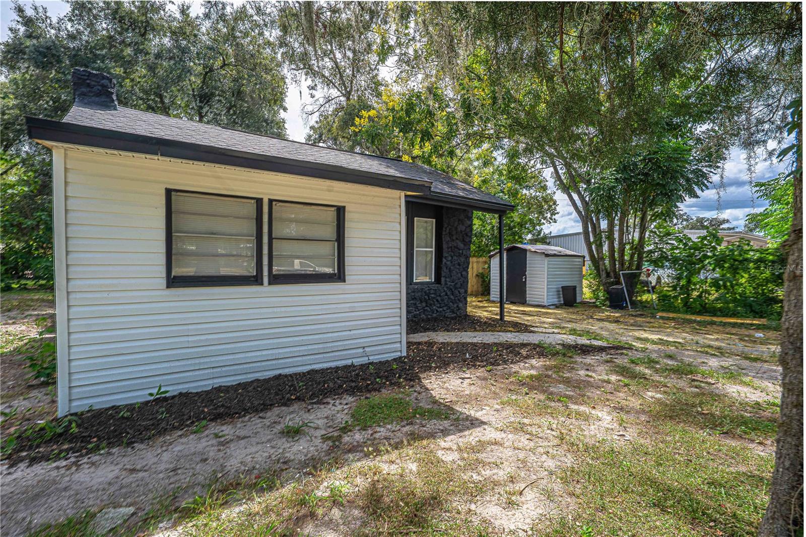 Listing photo 1 for 2331 Westside Dr