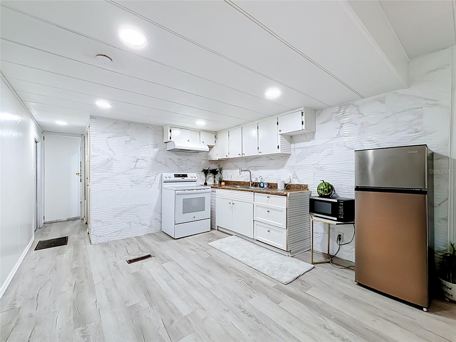 Listing photo 3 for 1726 Flint Dr