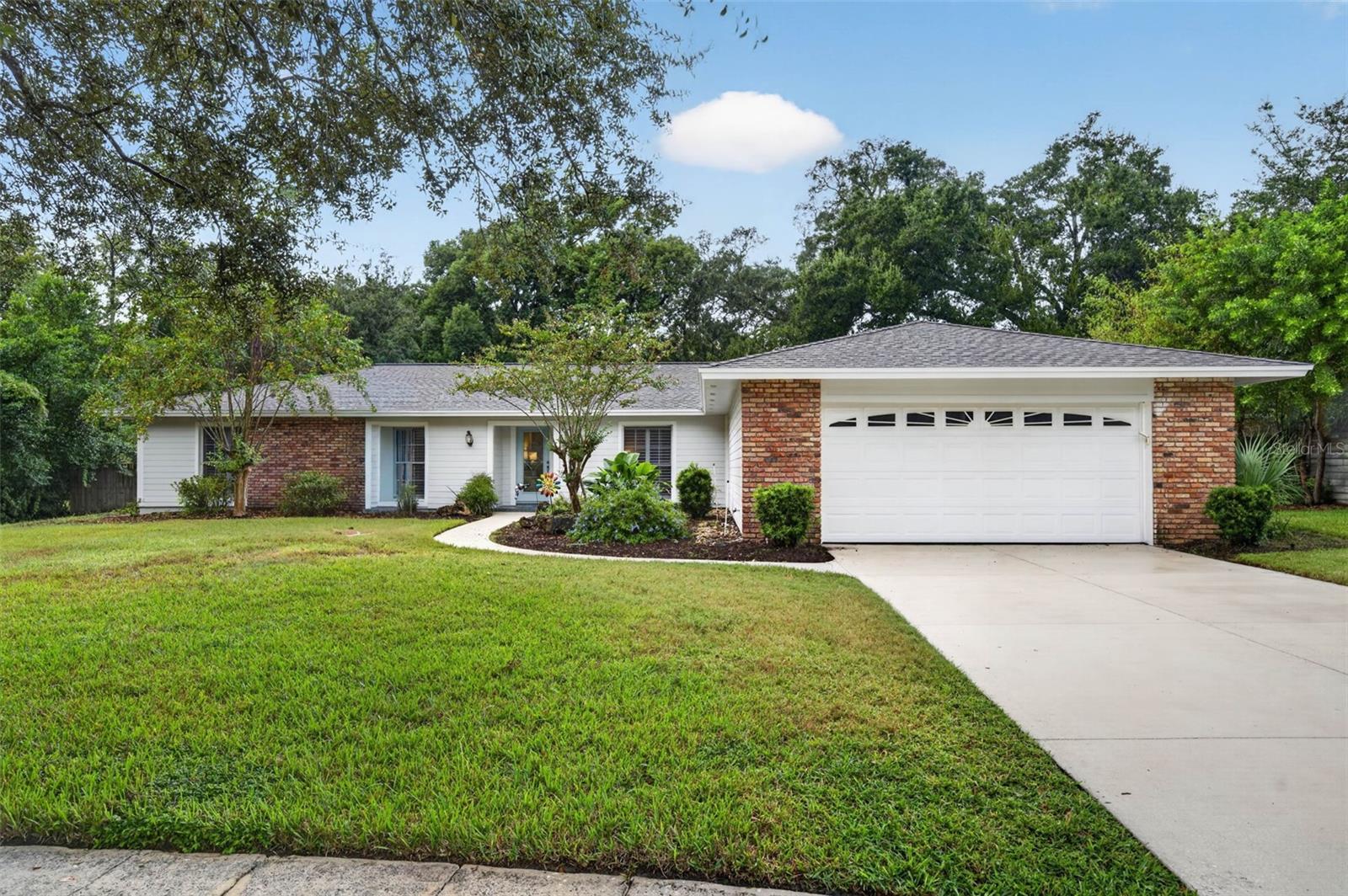 Listing photo 1 for 201 E Sweetwater Creek Dr