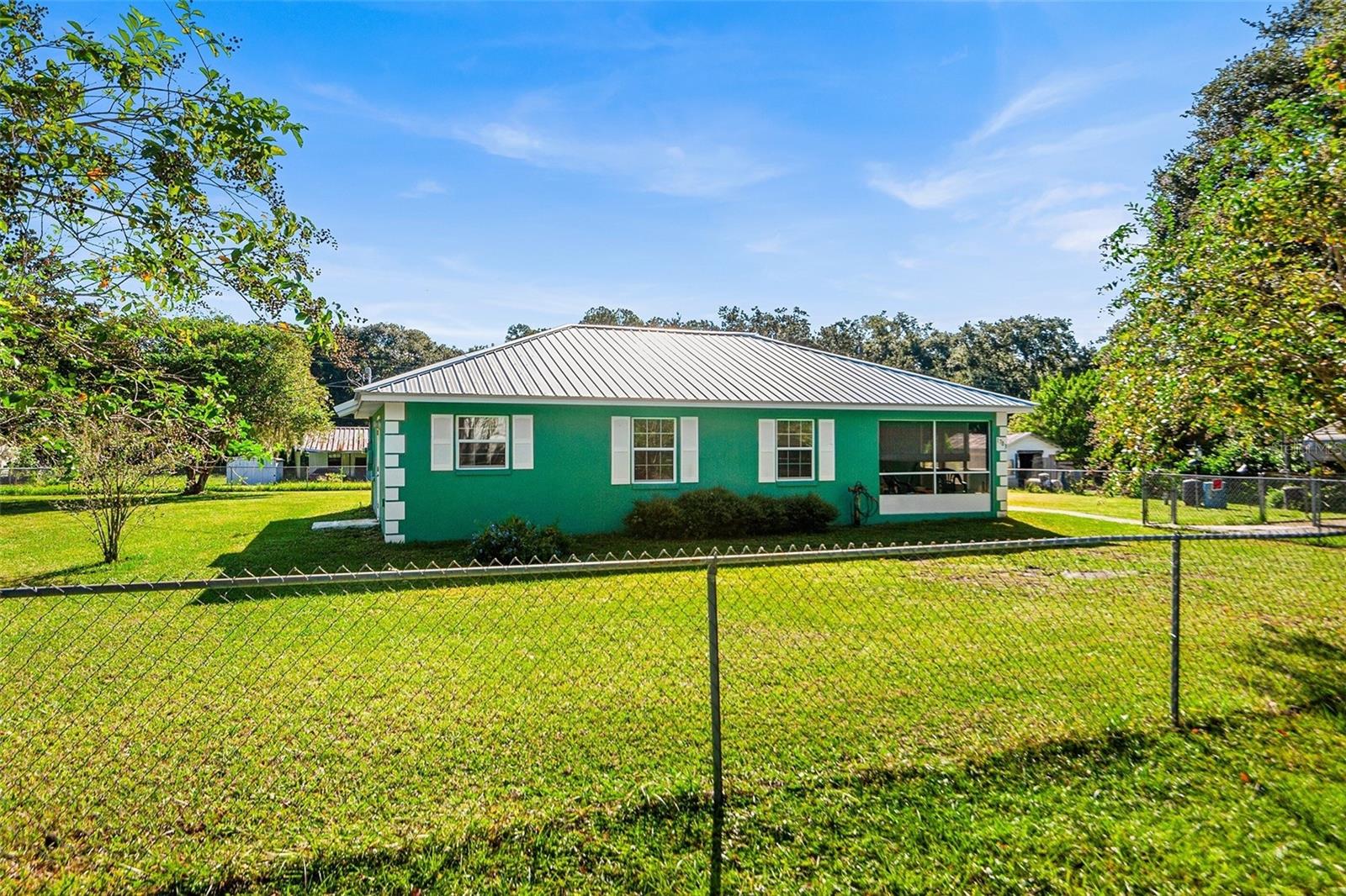 Listing photo 1 for 1703 Oakland Rd W