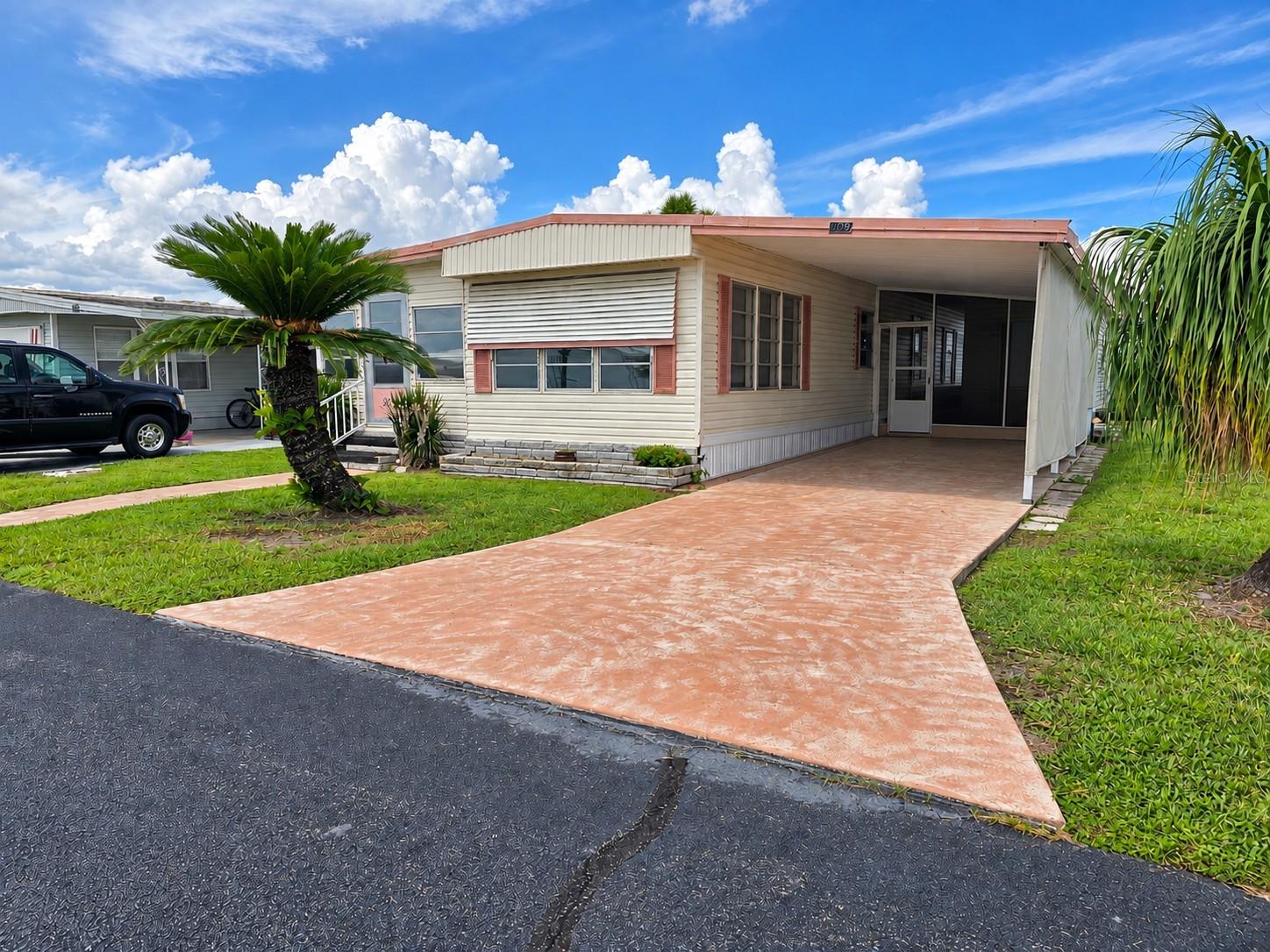 Listing photo 3 for 209 Orchid Ter