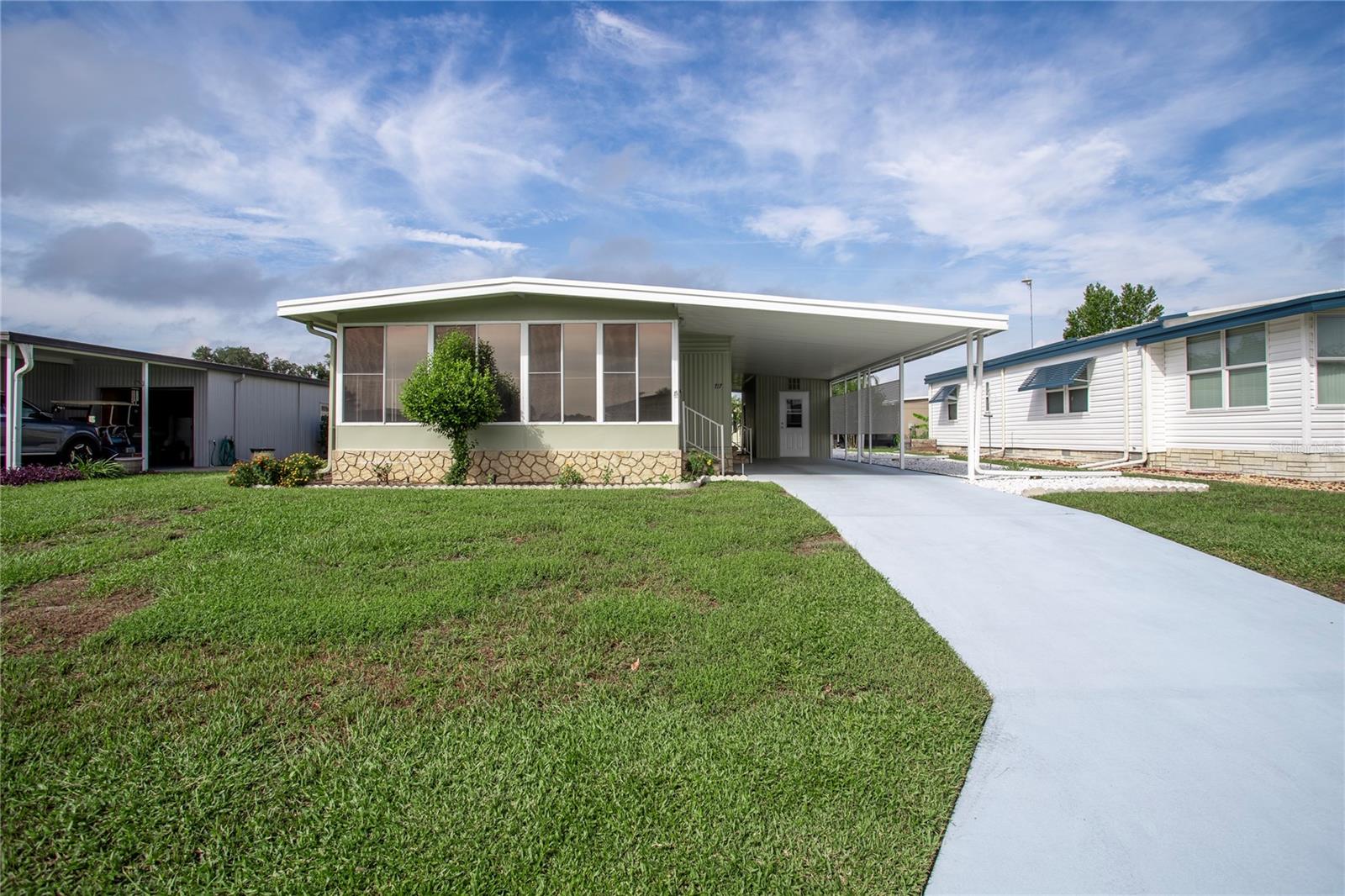 Listing photo 1 for 717 Surrey Pl