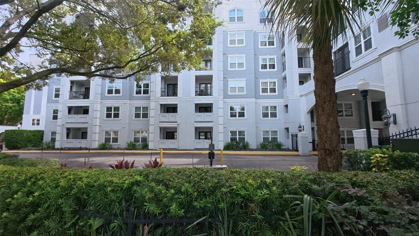 Listing photo 1 for 300 E South St #1005