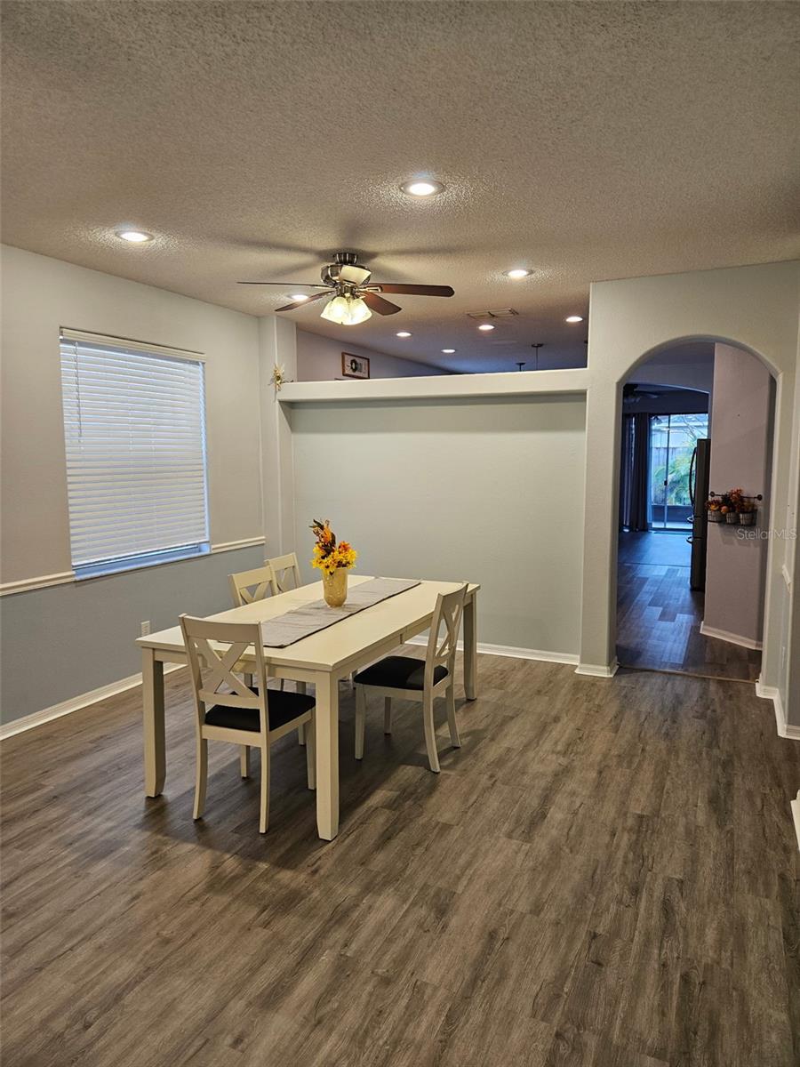 Listing photo 2 for 14212 Sunriver Ave