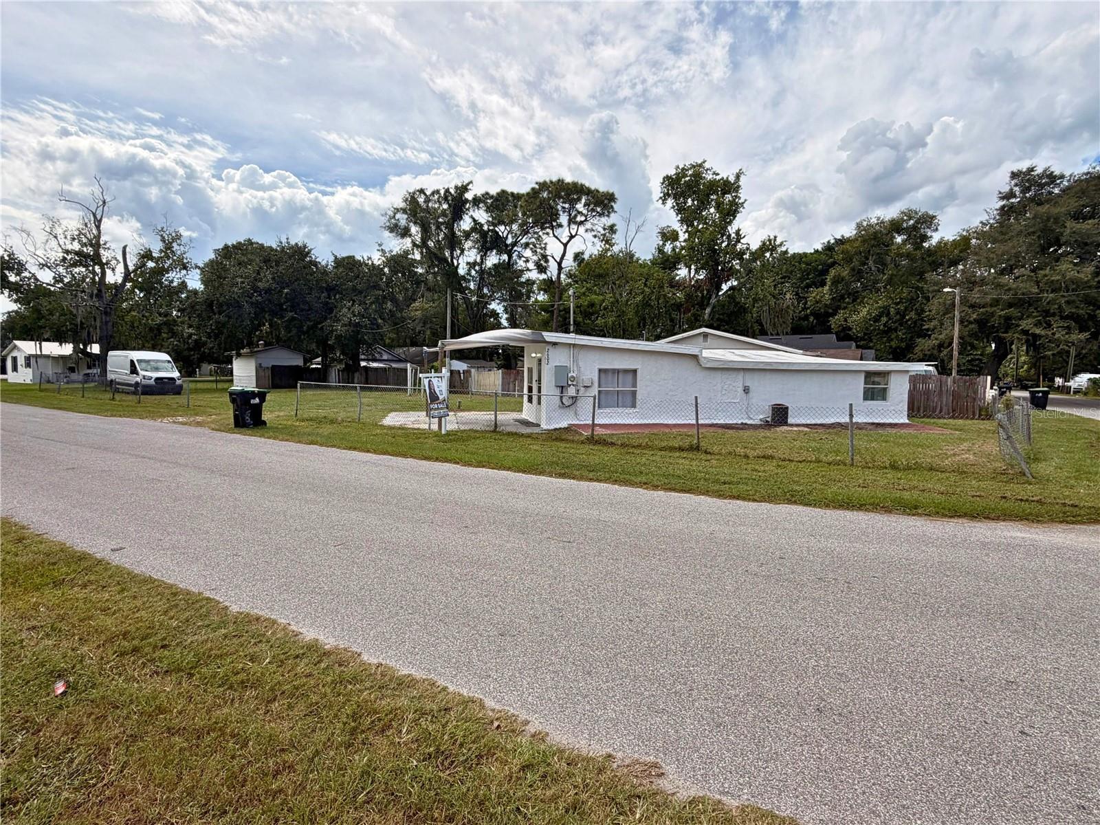 Listing photo 1 for 2602 Sidney Ave