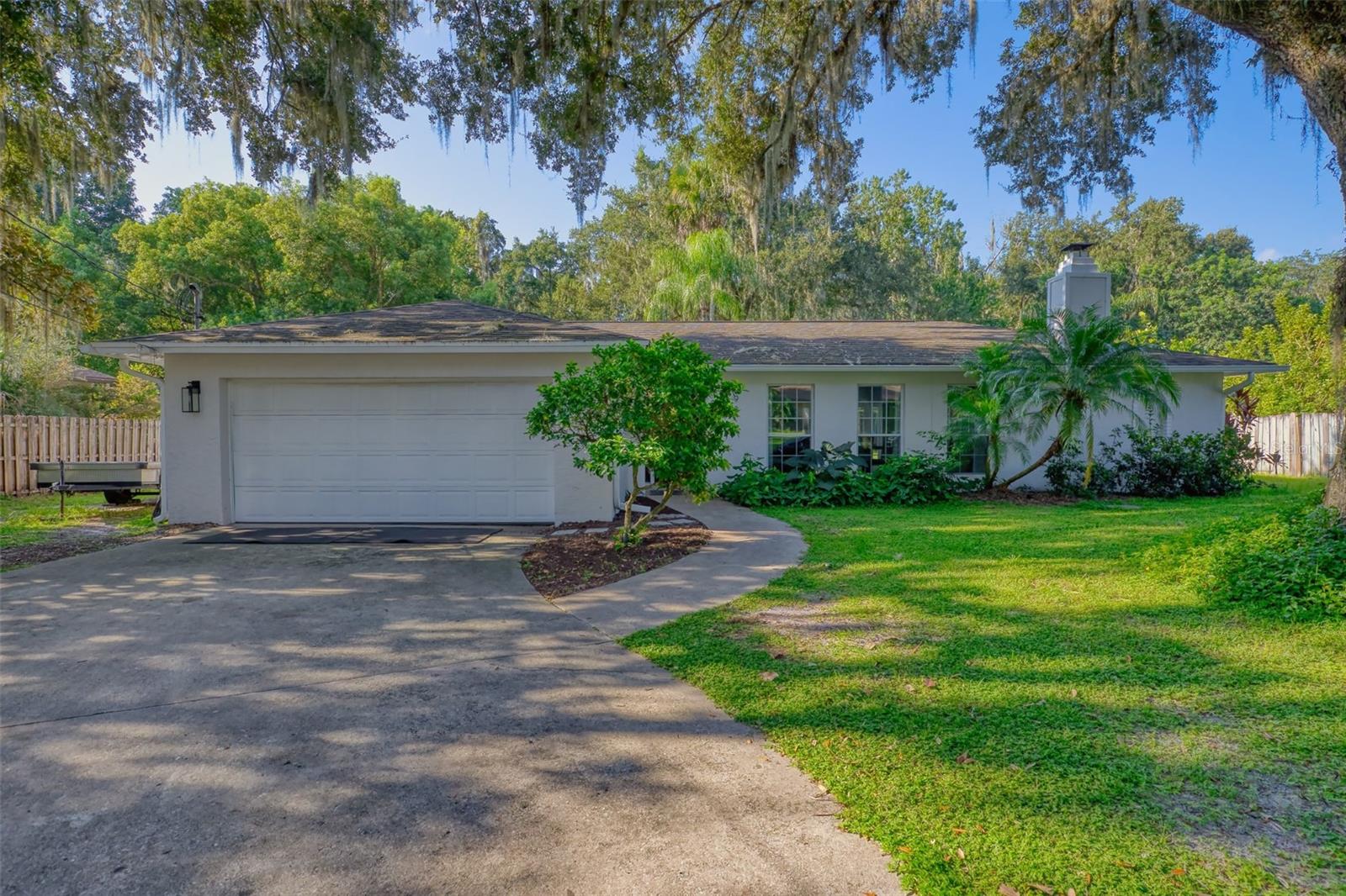Listing photo 1 for 398 Palm Dr