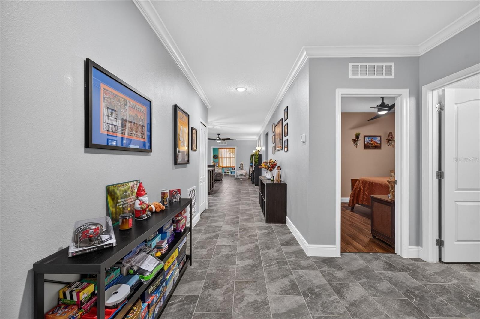 Listing photo 2 for 414 Taft Dr