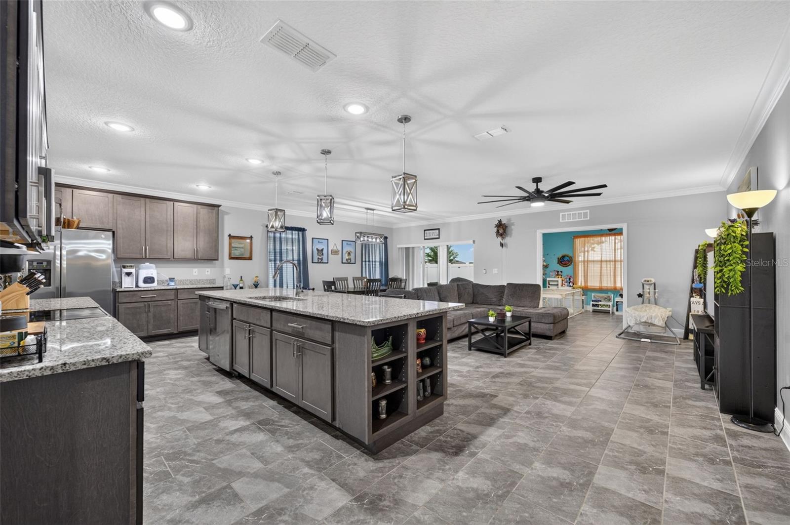 Listing photo 3 for 414 Taft Dr