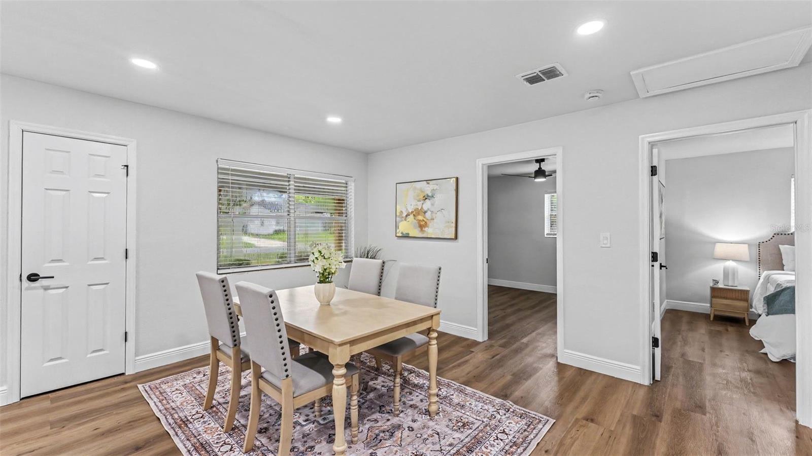 Listing photo 2 for 211 W Valencia St