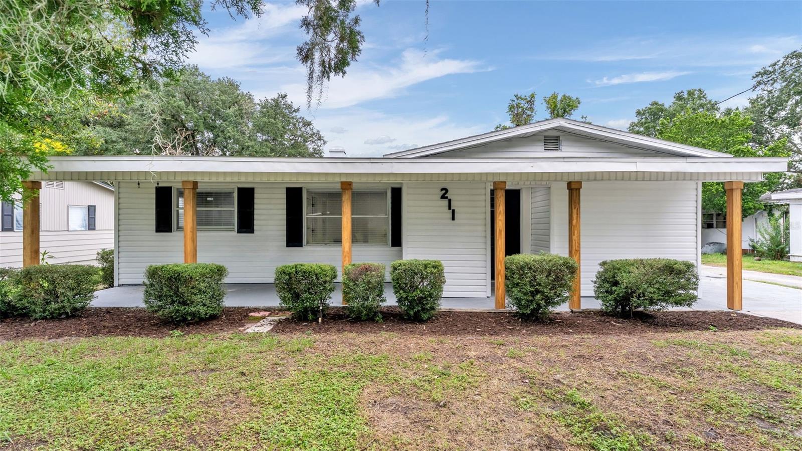 Listing photo 1 for 211 W Valencia St