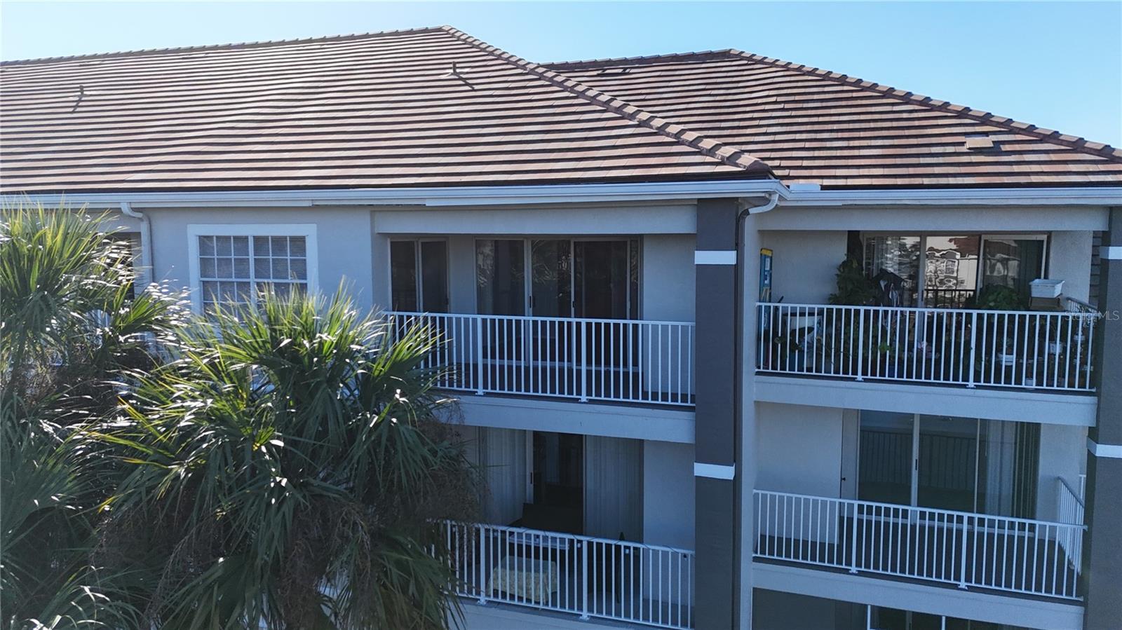 Listing photo 1 for 13838 Fairway Island Dr #1432