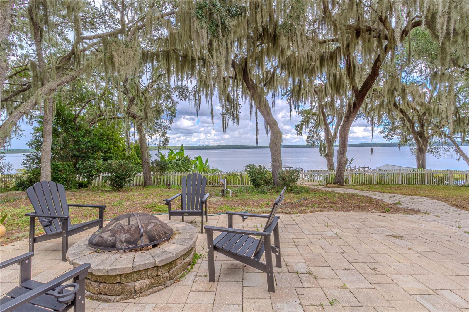 Listing photo 2 for 19529 Dorr Rd