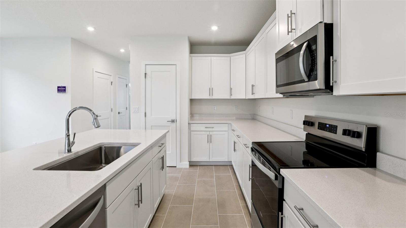 Listing photo 2 for 3286 Cup Dr