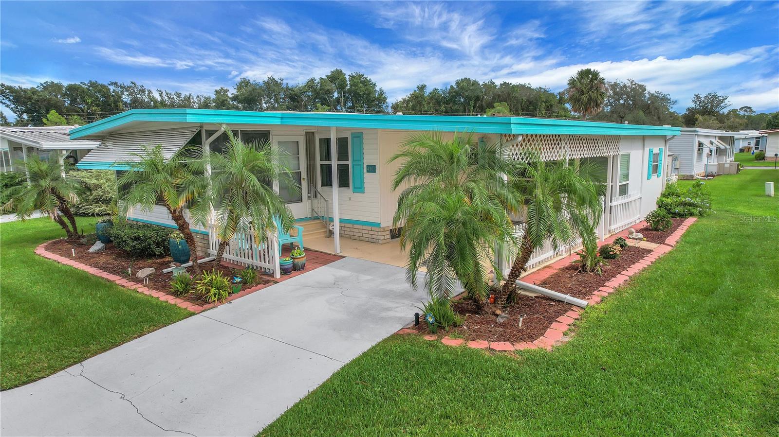 Listing photo 1 for 410 Hawthorne Blvd