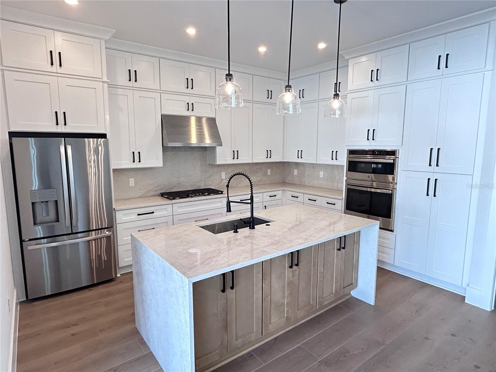 Listing photo 2 for 1830 Lake Sue Dr