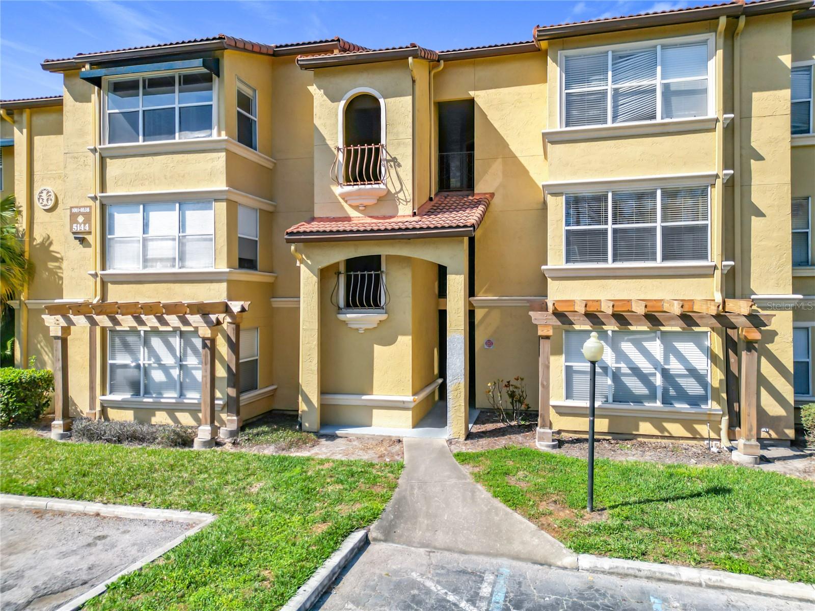 Listing photo 1 for 5144 Conroy Rd #35