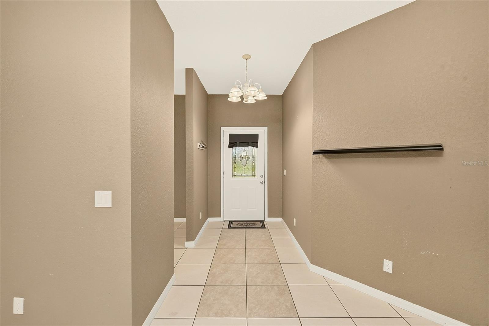 Listing photo 3 for 209 White Cliff Blvd