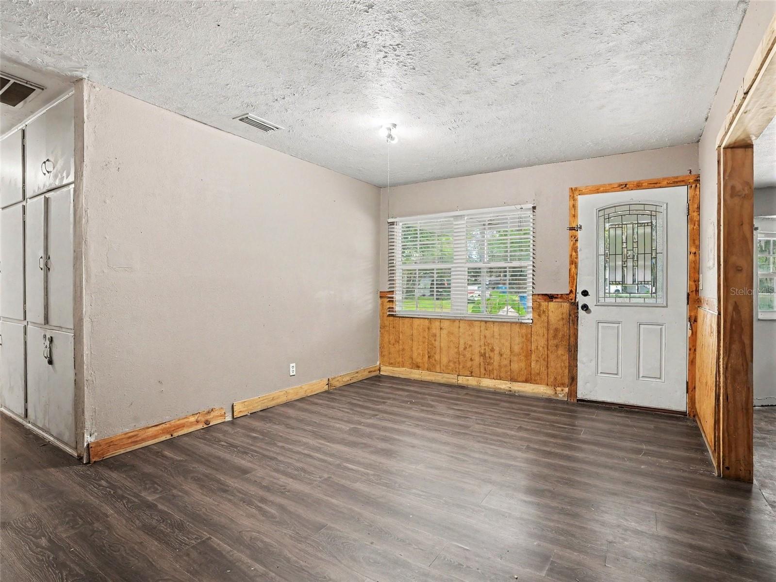 Listing photo 2 for 521 Green Cir